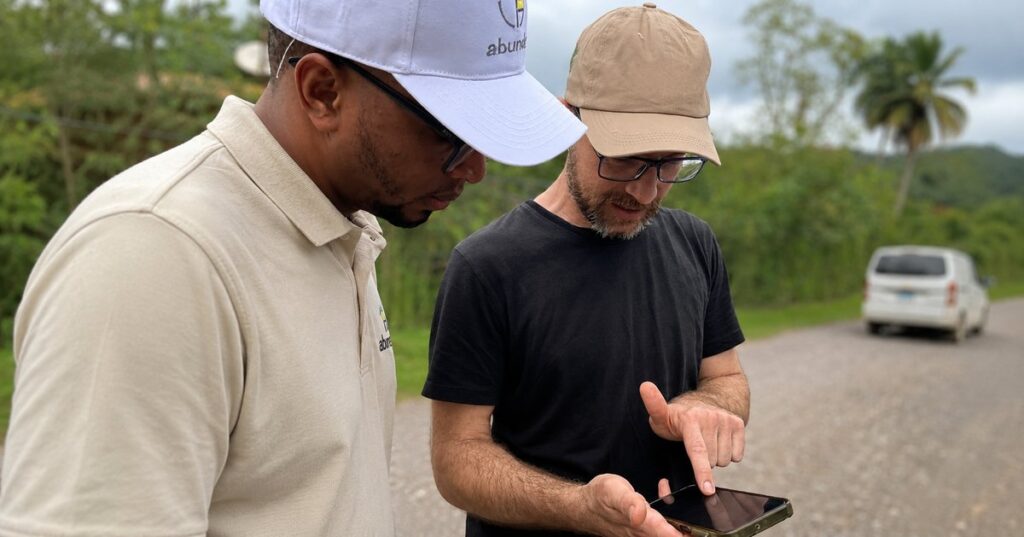 What is an Internal Control System? abunda+ technician reviewing the inspection app on a cocoa farm
