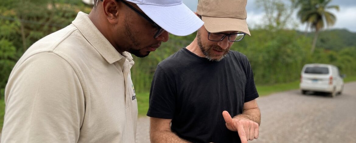 fundopo-inspeccion-sic-portada What is an Internal Control System? abunda+ technician reviewing the inspection app on a cocoa farm