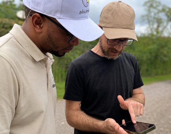 What is an Internal Control System? abunda+ technician reviewing the inspection app on a cocoa farm